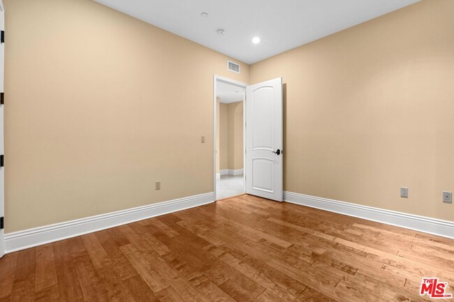 Building Photo - 418 S Hamel Rd