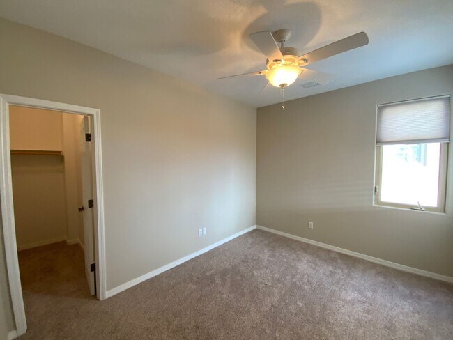 Building Photo - 3 Bedroom Townhome Available Near Wyoming Blvd NE & Paseo Del Norte Blvd NE!