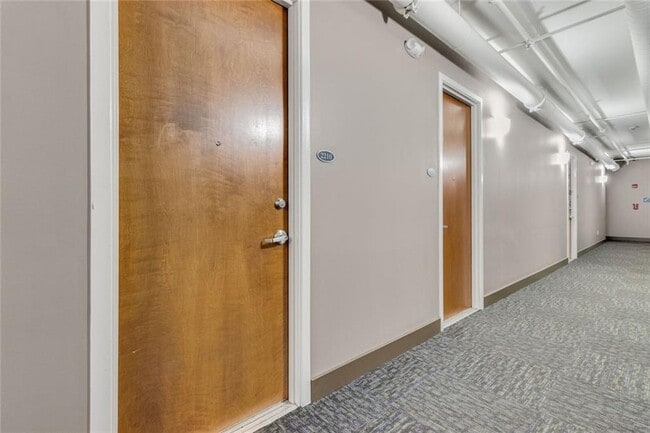 Building Photo - 560 Dutch Valley Rd NE