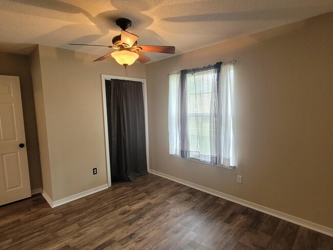 Building Photo - 9573 Brentwood Blvd