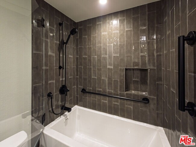 Building Photo - 625 E Del Mar Blvd