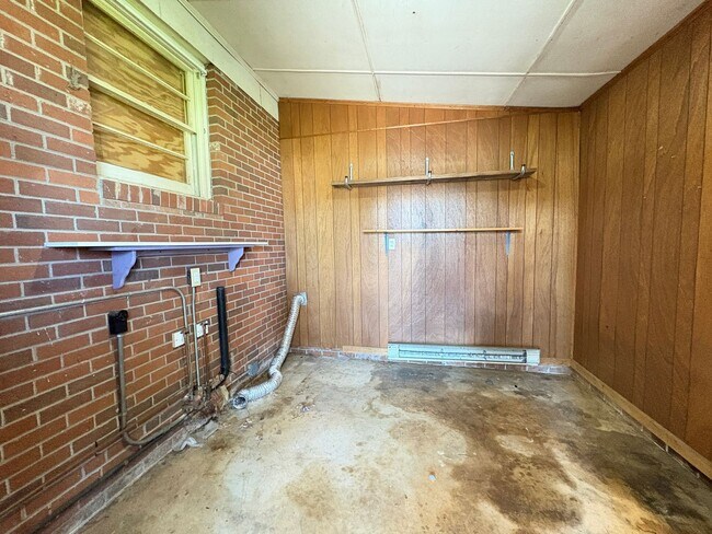 Building Photo - 2 Bedroom, 1 Bathroom House in High Point!