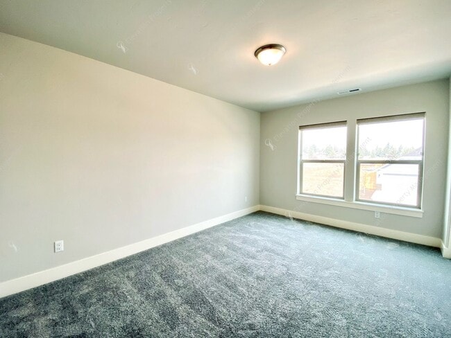 Building Photo - 3BR SE Bend home in great neighborhood wit...