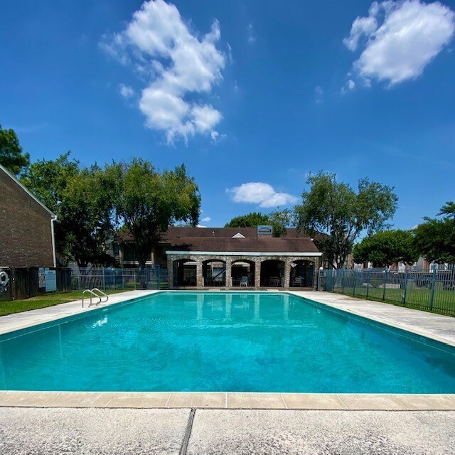 Building Photo - 3900 Woodchase Dr