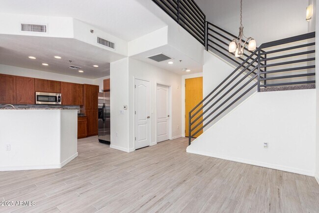 Building Photo - 17 W Vernon Ave