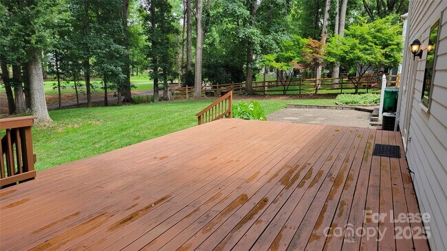 Building Photo - 9424 Whitethorn Dr