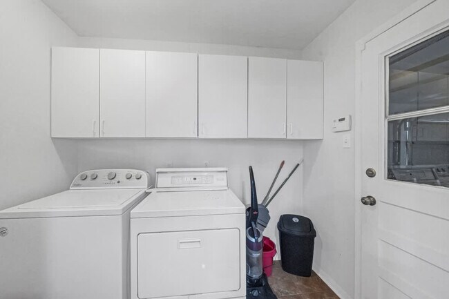 Building Photo - 5474 Imogene St