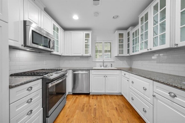 Building Photo - 3103 S Oak Dr
