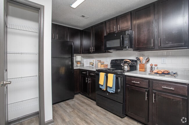 2BR, 1.5BA - 1200SF - The Villages Of East Lake