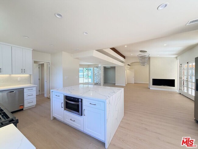 Building Photo - 2000 San Ysidro Dr