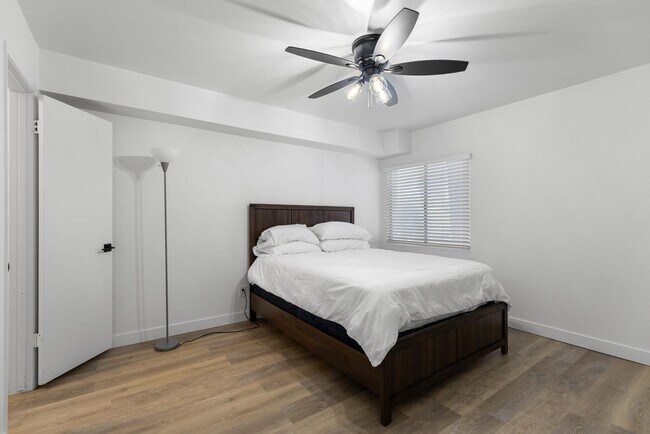 Building Photo - 302 E Monte Vista Rd