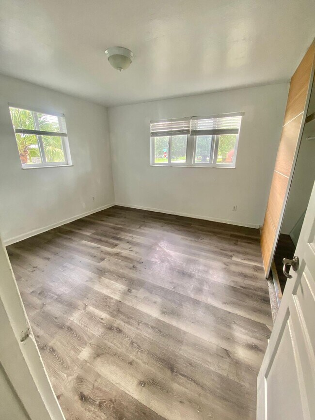 Building Photo - 2076 7th Ave SW
