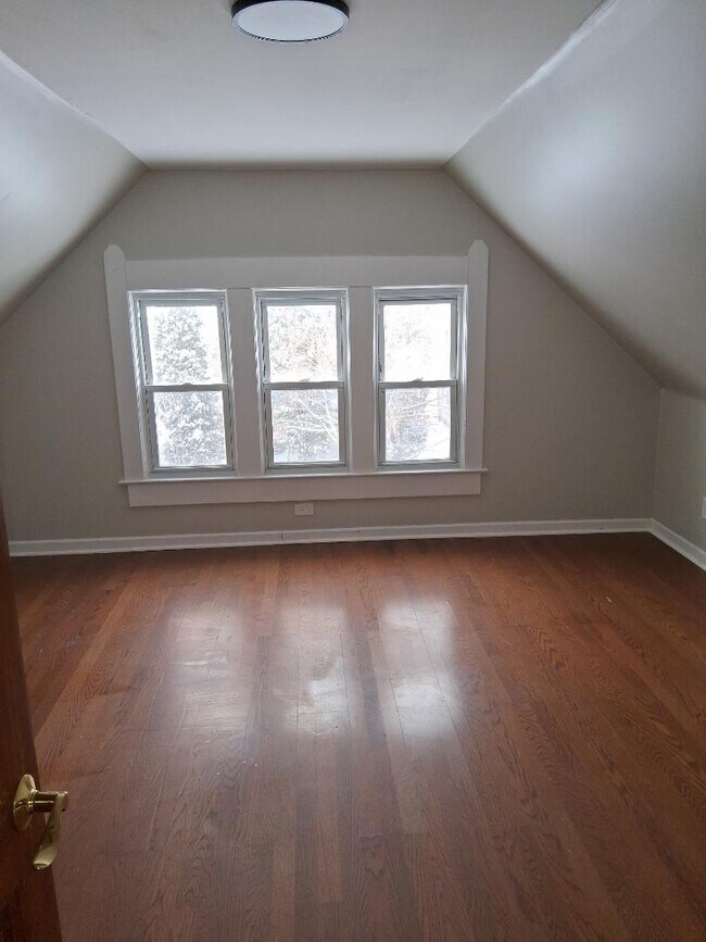 Building Photo - 1337 E 84th St