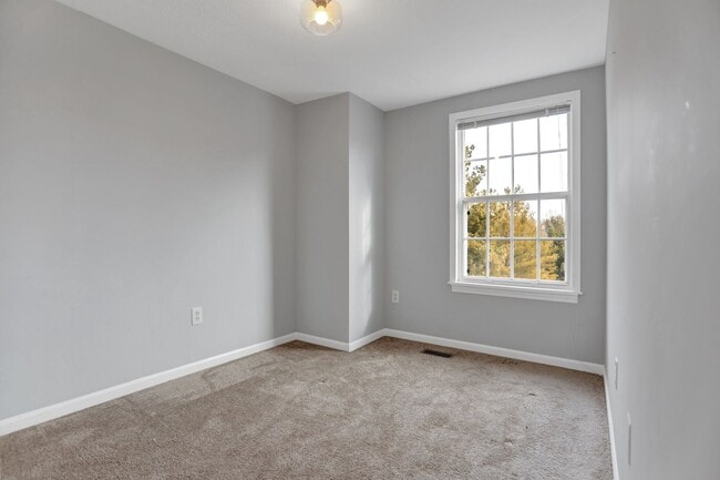 Building Photo - Charming End Of Group Townhome for Rent