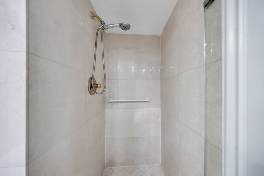 Building Photo - 1717 N Bayshore Dr