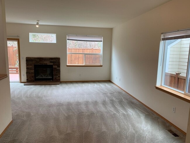 Building Photo - Beautiful 3-bd, 2.5-bath house The Ridge in Kent.