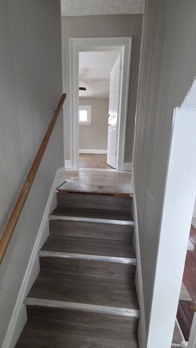 Building Photo - 4 Bedroom 2 Bath - Split Level Single Family Home!