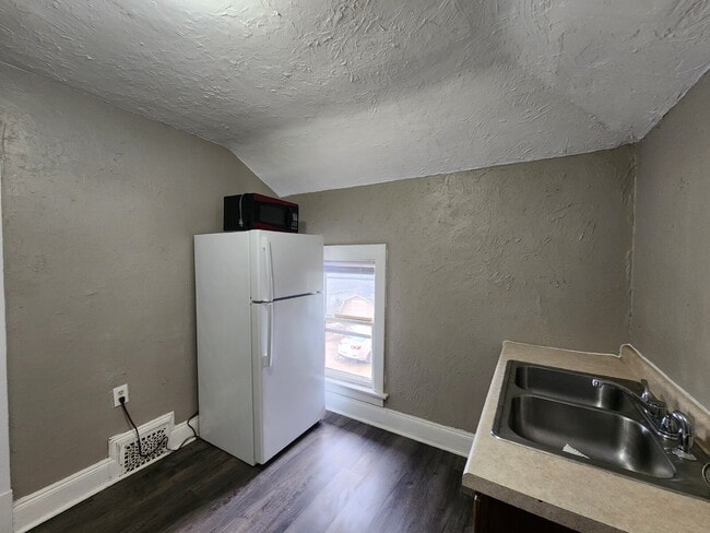 Building Photo - 226 Center St