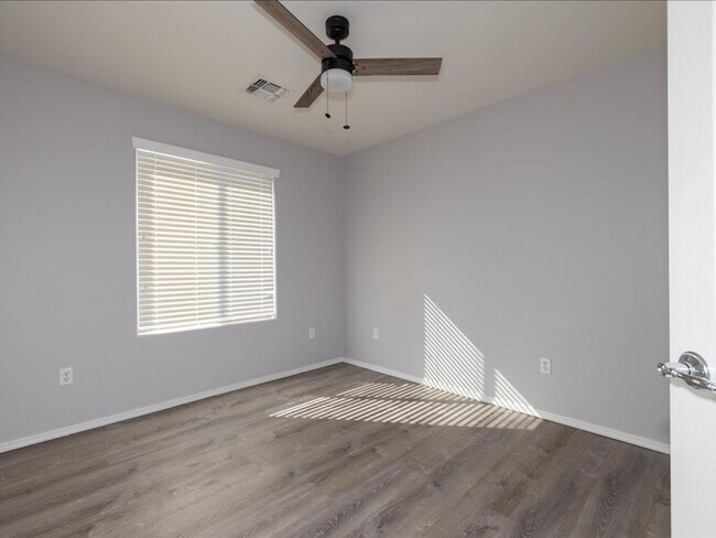 Building Photo - 4 Bedroom 3 Bathroom