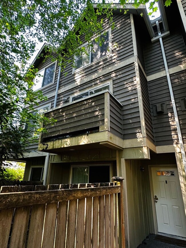 Building Photo - Modern 3BR | 2.5BA Townhome with Private T...
