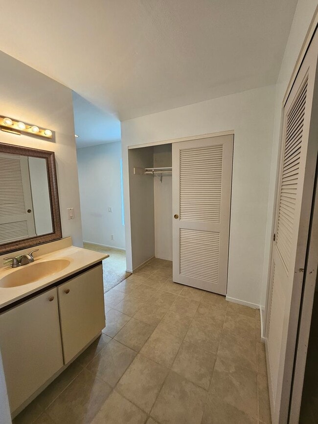Building Photo - Beautiful 4 Bedroom 2 Bath House