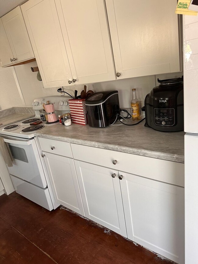 Building Photo - GREAT LOCATION! 2-Bedroom/ 1-Bath