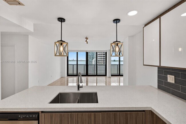 Building Photo - 600 NE 36th St