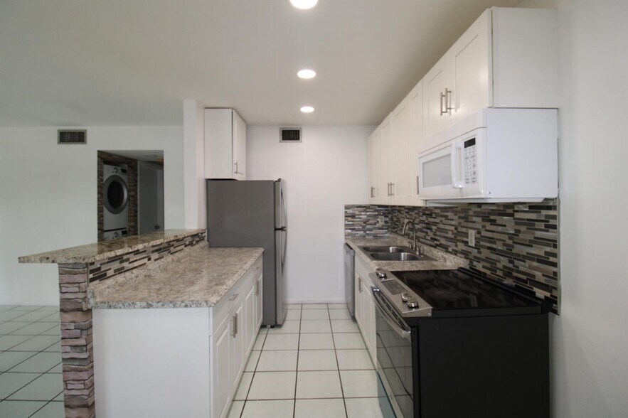 Building Photo - 9932 Nob Hill Ct