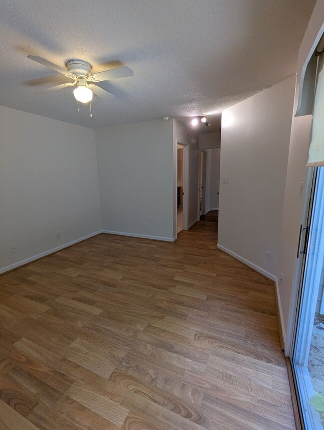 Building Photo - Beautiful townhouse with lakeside views, convenient to Chapel Hill and Durham!