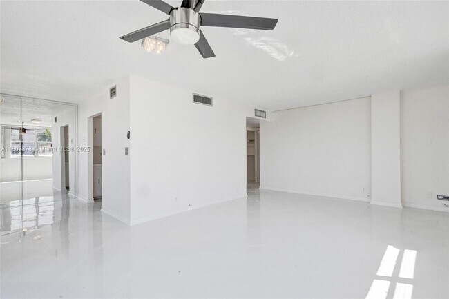 Building Photo - 3113 S Ocean Dr