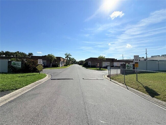 Building Photo - 6125 Chesham Dr