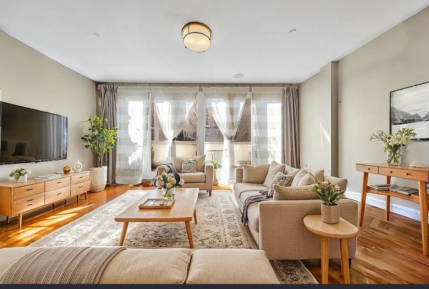 Building Photo - 32 E 74th St