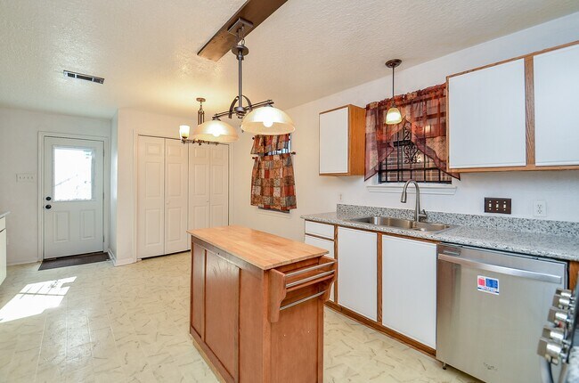 Building Photo - 13837 Purplemartin St