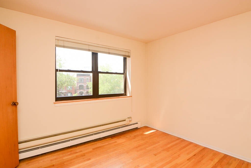 Building Photo - 665 W Wrightwood Ave