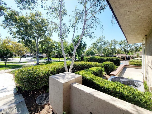 Building Photo - 5155 Thorn Tree Ln