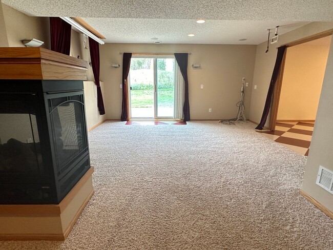 Building Photo - Spacious Single Family Home, Fireplace, 3....