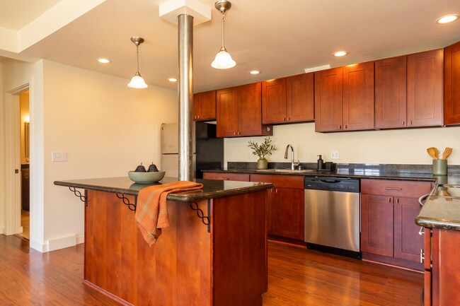 Building Photo - Sun-Filled 2BR/2BA Retreat w/ Split Layout, In-Unit W/D & Parking – Spacious 1,009 Sq Ft!