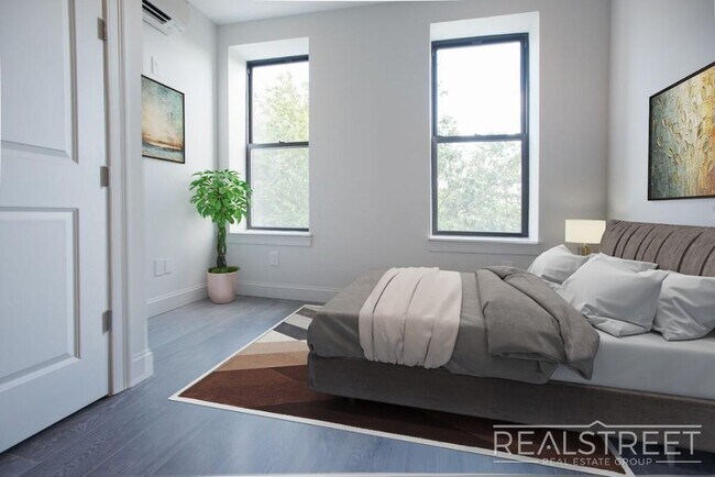 Building Photo - Super Bright 2 BED w LAUNDRY IN-Unit!