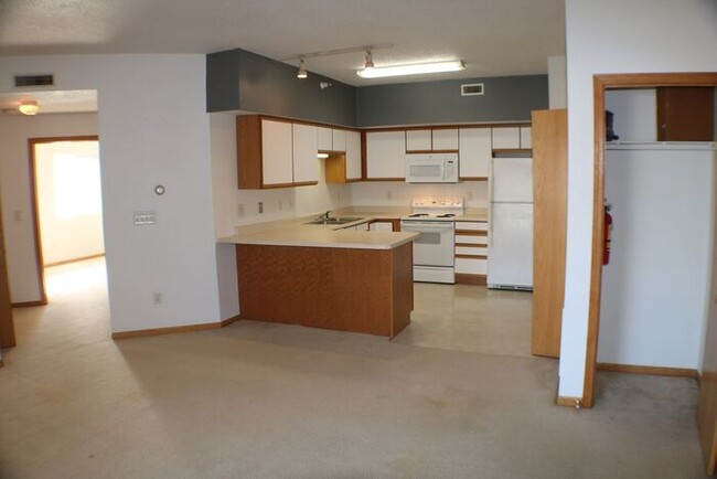 Building Photo - $1,195 | 2 Bedroom, 1 Bathroom Condo | No ...