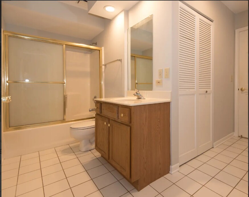 Building Photo - 920 N Lakeside Dr