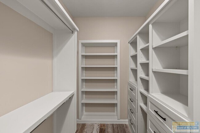 Building Photo - 618 N Shore Dr