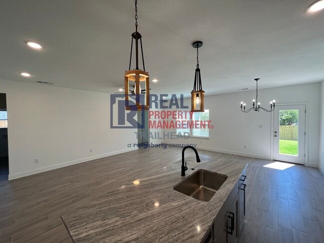 Building Photo - Stylish 3 Bed, 2 Bath Home in Gated Lakesi...