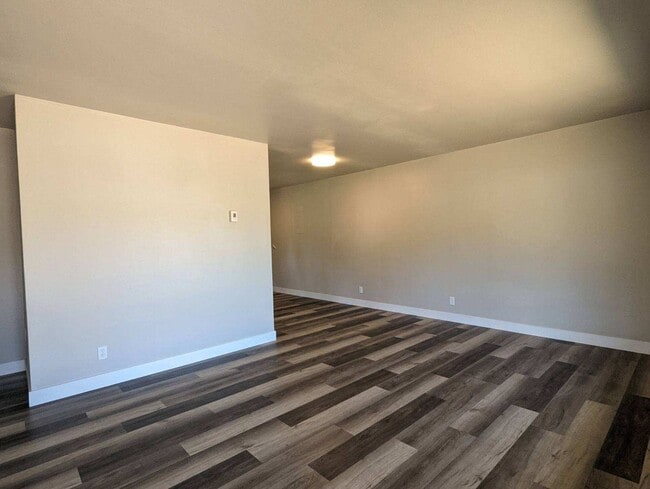 Building Photo - 2-bedroom 1-bathroom duplex