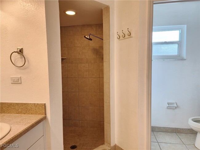 Building Photo - 1214 NE 14th Ave