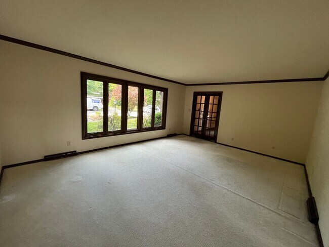 Building Photo - Large 5BR/3.5 Bath in Elm Heights. Available Now!