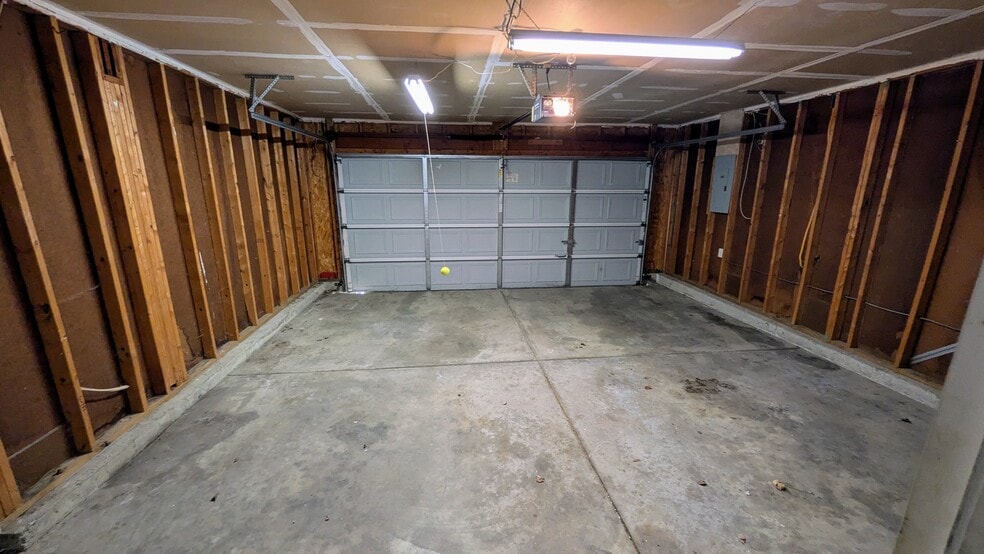 Building Photo - 1065 Williamsburg Way
