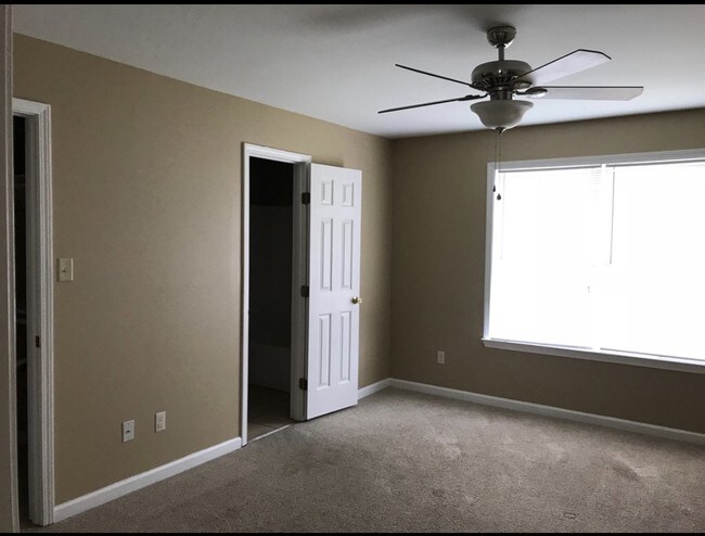 Building Photo - 6155 E Lamar St