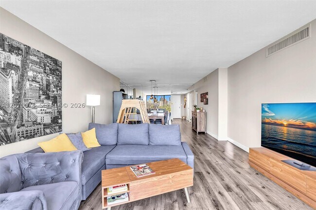 Building Photo - 3375 N Country Club Dr