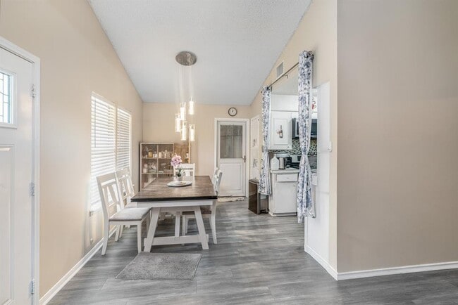 Building Photo - 9801 Oriole Dr