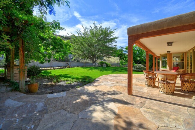 Building Photo - 3112 Camino De La Sierra NE